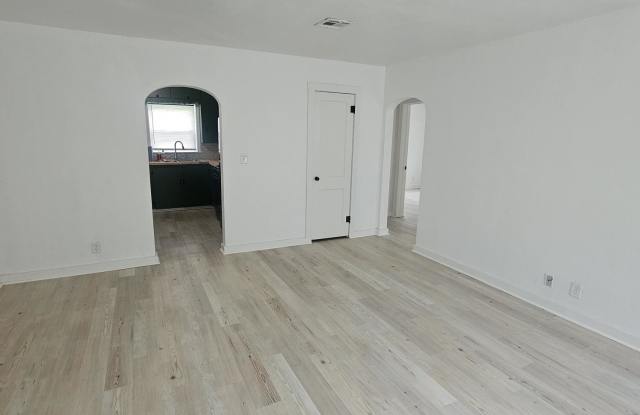 917 North Oak Street Gallery 3