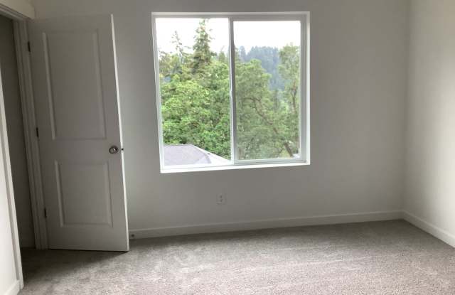 4-Bedroom 3-Bathroom Townhouse style home - 2526 Brackenfern Boulevard, Eugene, OR 97403