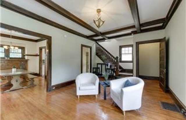 Close to Campus Remodeled 6 bedroom In Como Sept 1st 2027 Move In Gallery 3