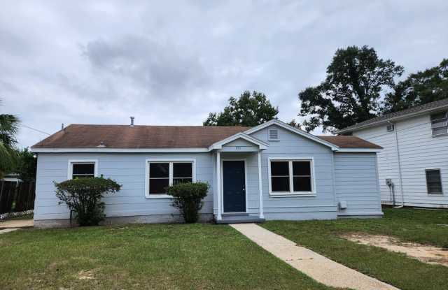 271 Chestnut St Pensacola, FL 32506 MOVE IN SPECIAL!! Waived $350 Cleaning Fee!!!!! - 271 Chestnut Street, West Pensacola, FL 32506 271 Chestnut St Pensacola, FL 32506 MOVE IN SPECIAL!! Waived $350 Cleaning Fee!!!!! - 271 Chestnut Street, West Pensacola, FL 32506