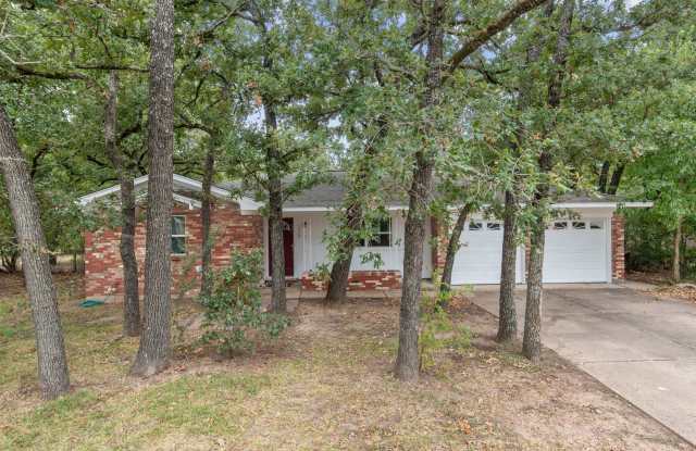 AUGUST 2027 PRE-LEASE!  Cute 3 Bed, 2 Bath Home Close to Campus Gallery 1