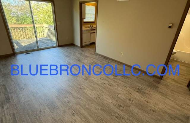 Spacious 3 bedroom unit with new flooring Gallery 2