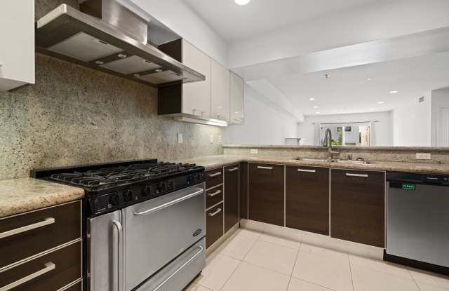 Spacious 3 Bed 2.5 Bath Condo w/ Parking and Washer/Dryer - 1319 North Detroit Street, Los Angeles, CA 90046
