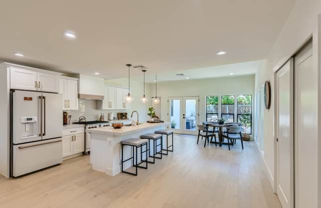 2424 East Elm Street photos photos