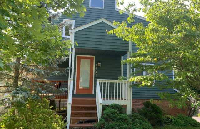 3 Bedroom, 2.5 Bath House - 1100 Cottonwood Drive, Blacksburg, VA 24060