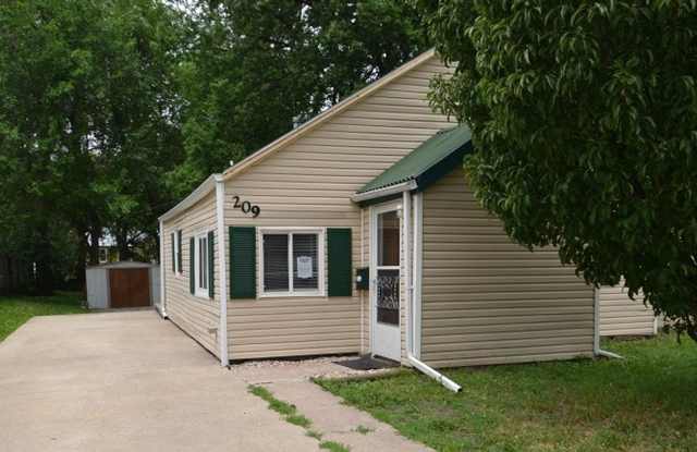 Charming 2-Bedroom Home with Backyard  Modern Conveniences! - 209 South Holly Avenue, Sioux Falls, SD 57104