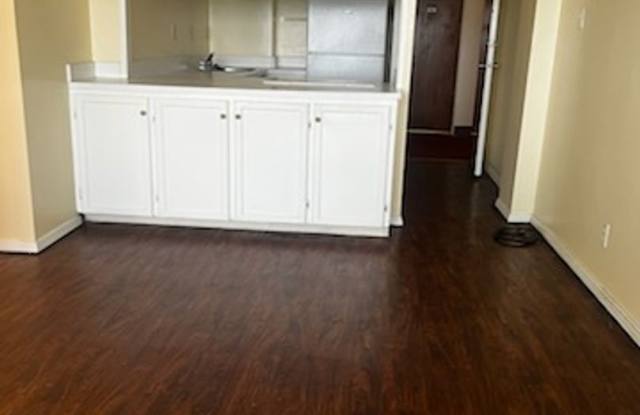 Midtown High Rise Apartment Available Now Gallery 4