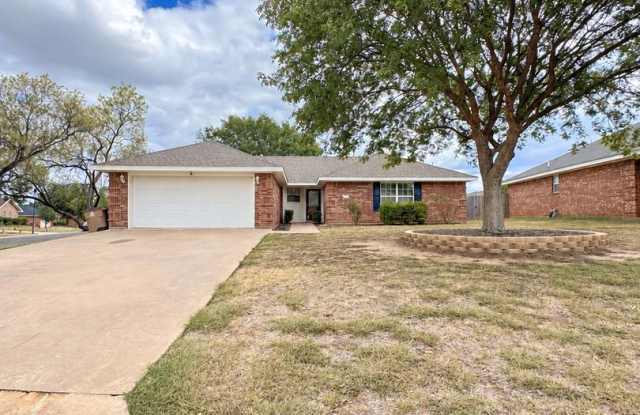 NOW AVAILABLE - Charming Home In The Bluffs! Gallery 1