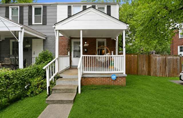 Welcome to 5935 Williamsburg Road, a beautifully updated three-level duplex in the highly sought-after Jefferson Manor community of Alexandria. photos photos