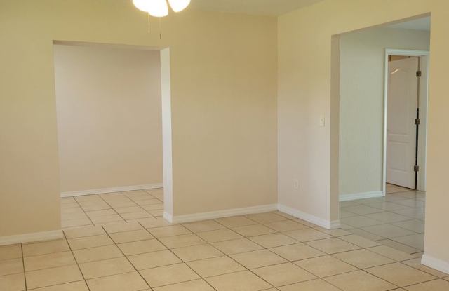 Three-Bedroom Winter Haven Home Gallery 3