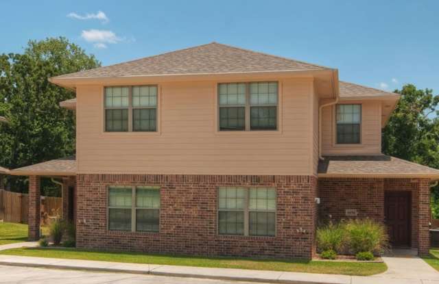 AUGUST PRE-LEASE 2027 Fantastic 3 Bed/3 Bath Duplex in Aggies Acres! Gallery 1