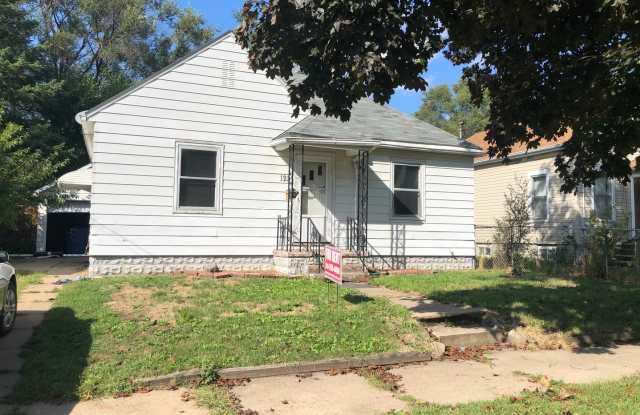 Updated 2 Bedroom, 1 Bathroom House for Rent located at 121 Butler in Waterloo photos photos