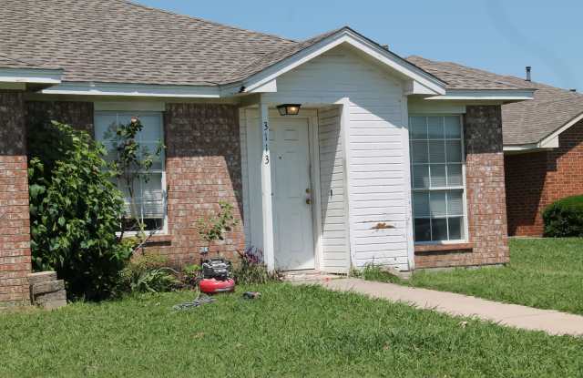 3/2/2 duplex located in North Denton - 3109 Cedar Hill Street, Denton, TX 76209
