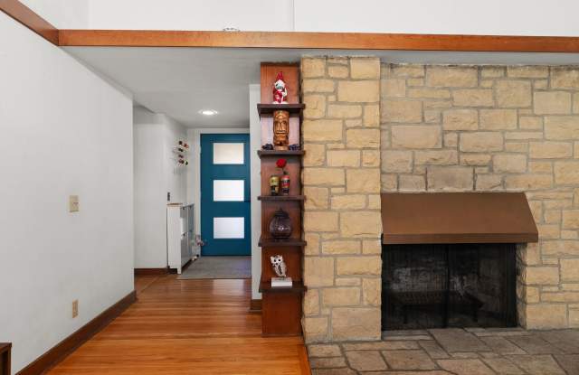 1018 Shorewood Boulevard Gallery 2