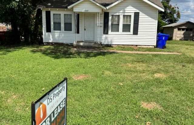 Game day and private campus parking, this cute 1 bed is conveniently located and ready for move in! photos photos
