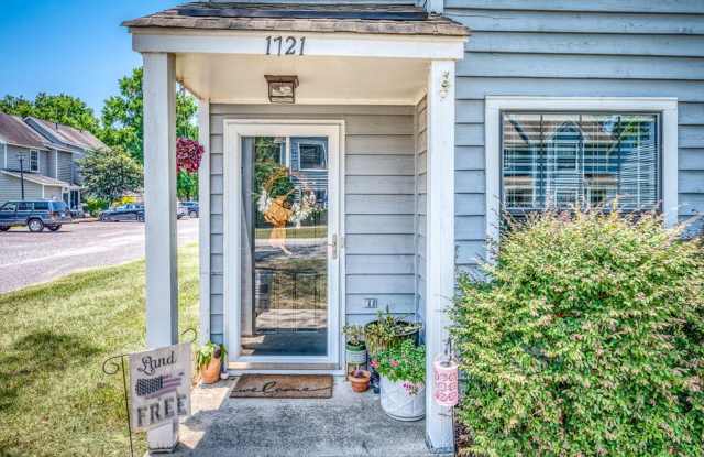 Available December 8th. Great 2 BR/1.5 BA End Unit Townhome in the Heart of Mt Pleasant! Gallery 3