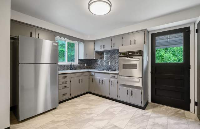 Stunning 3 bedroom home in West Mifflin available July 1! photos photos