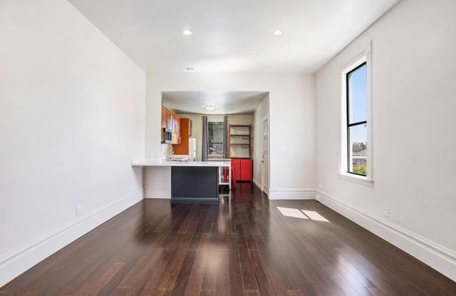 1418 Broadway #B - 2 bedroom | 1 bath | Upper unit Gallery 4
