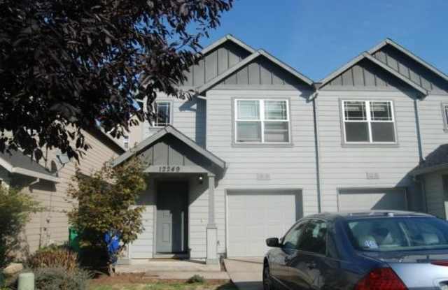 Great Townhouse in SE Portland! rentalsc21.com - 12249 Southeast Schiller Street, Portland, OR 97236