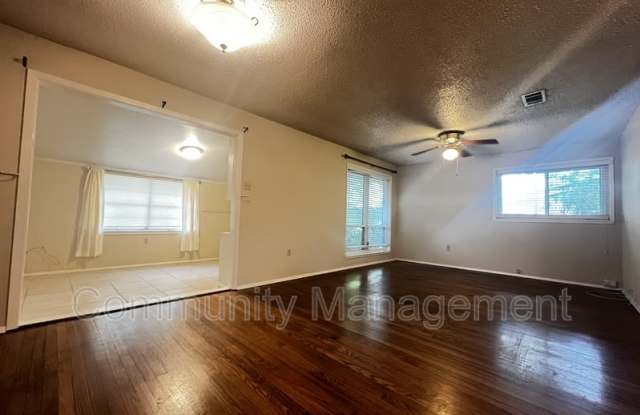 2415 Rhododendron Ave photos photos