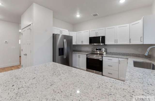 Polished 3BR Townhome in the Heart of Sugar City Gallery 4