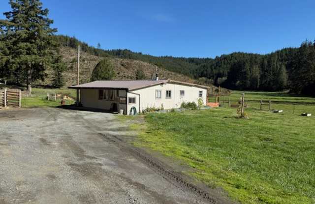 Country Home, 4 bed/2bath short term rental - 95103 Stock Slough Lane, Coos County, OR 97420
