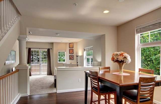 Bellevue Townhouse!!! Gallery 3