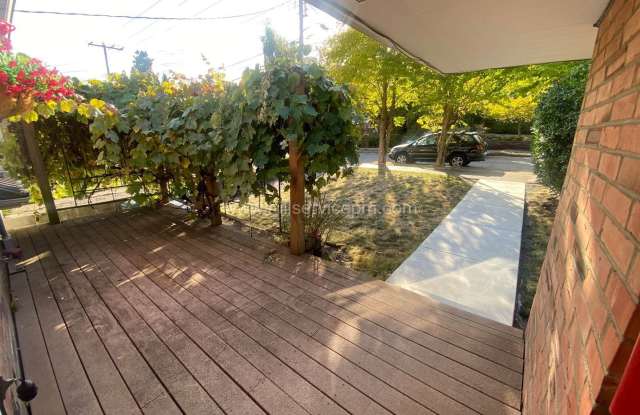 Classic Mid-Century Bryant Home with Flexible Floor Plan, Two Kitchens, Two Offices & Expansive Outdoor Space Gallery 3