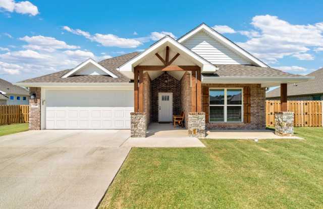 Newly built 3 Bed 2 bath home with Large backyard Gallery 1
