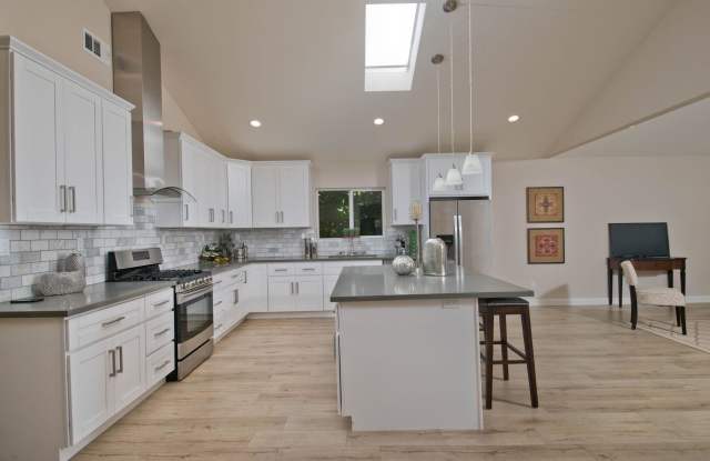 5808 Balcom Avenue Gallery 4