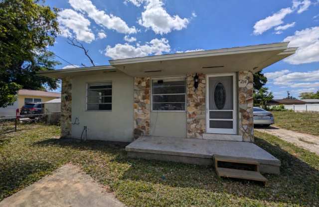 Well maintained 2 bedroom 1 bath rental available in Pine Castle!! photos photos