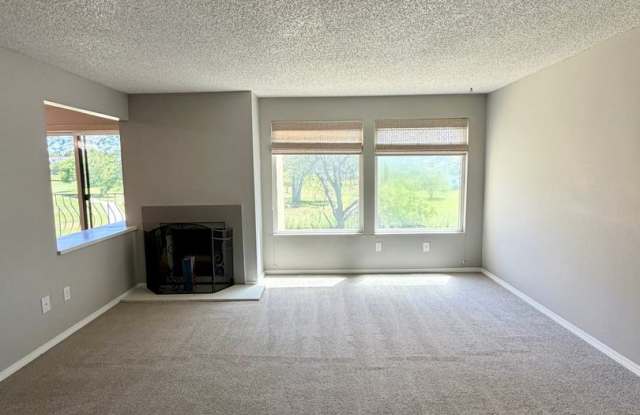 Golf Course Views! 2 bed, 2 bath with Balcony! First month free rent!! Gallery 3