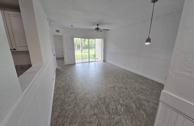 Spacious 3BR Townhome in Golden Lakes community, West Palm Beach - 1161 Golden Lakes Boulevard, Palm Beach County, FL 33411