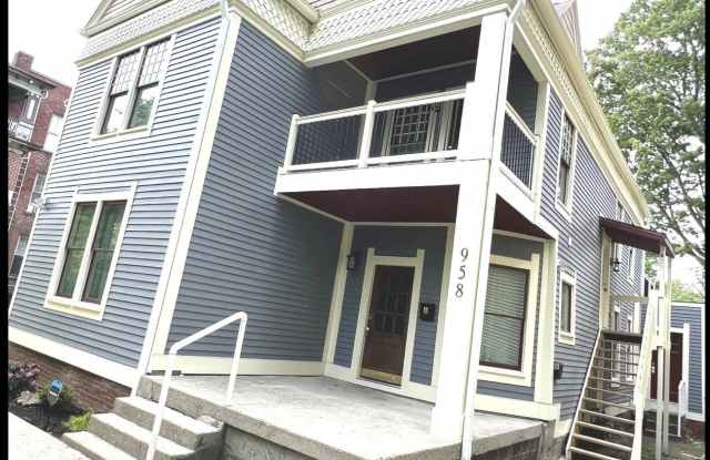 958 Woodruff Place Middle Unit B Drive Gallery 2