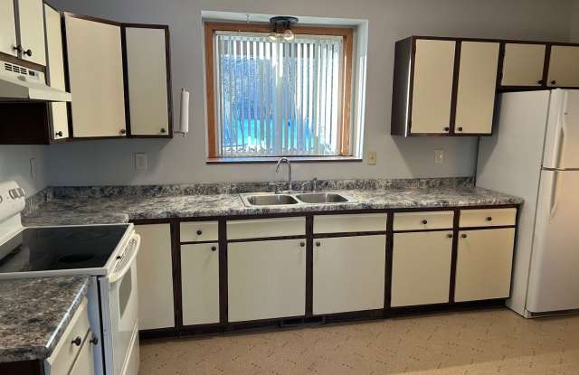 3 Bed 1 Bath New carpet and paint! photos photos