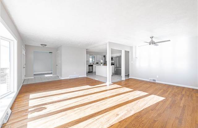 6437 Woodbury Dr Gallery 2