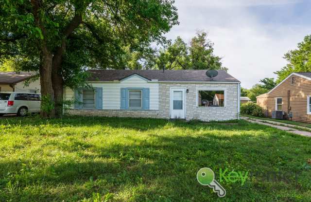 Cute 3 bedroom house near shopping, restaurants, and easy highway access! photos photos