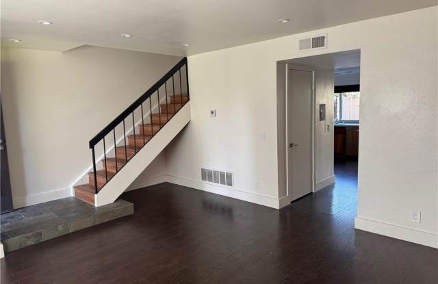 204 Hollyglen Lane Gallery 2