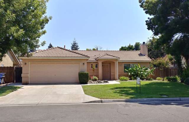 Big backyard on this NW home, Central Unified Schools. Close to shopping and HWY 99. photos photos
