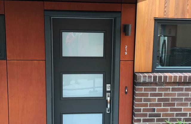 Newer 2 bed / 2.5 bath condo in Bryant Heights. photos photos