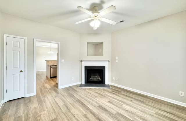 4 Bedroom Convenient to Revolution Mills Gallery 4
