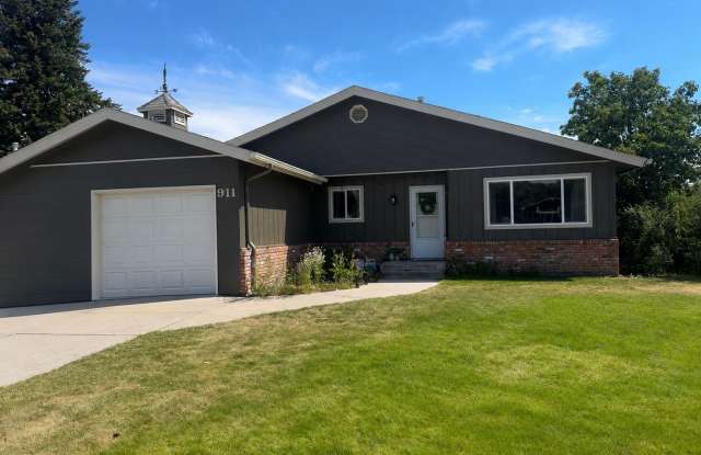 CUTE Three Bedroom, Two Bath House WITH Garage Gallery 1