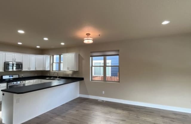 44 Ranch 5 Bed, 3 Bath Home - 2 Weeks Free Rent photos photos