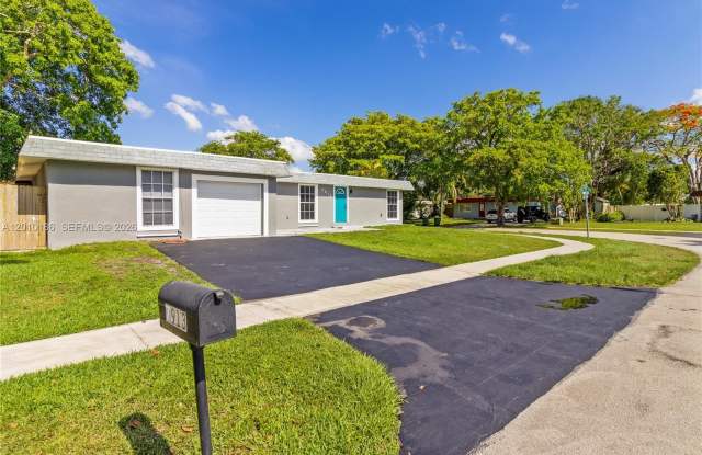 7913 NW 72nd Ave photos photos