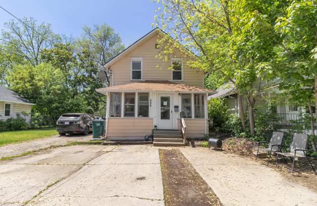 922 Dakin Street - 2 photos photos