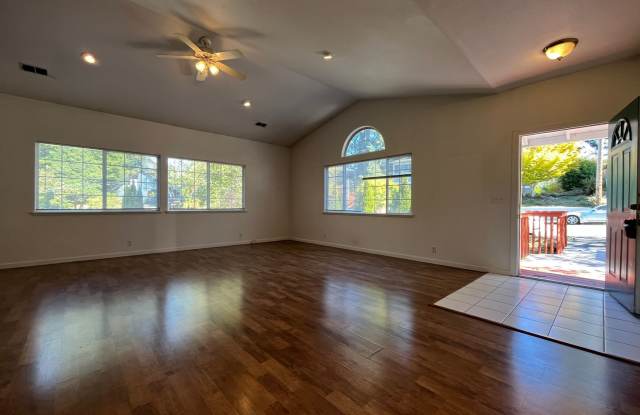 Spacious 3 Bedroom, 2.5 Bathroom w/ Bonus Room and 2 Car Garage Gallery 3
