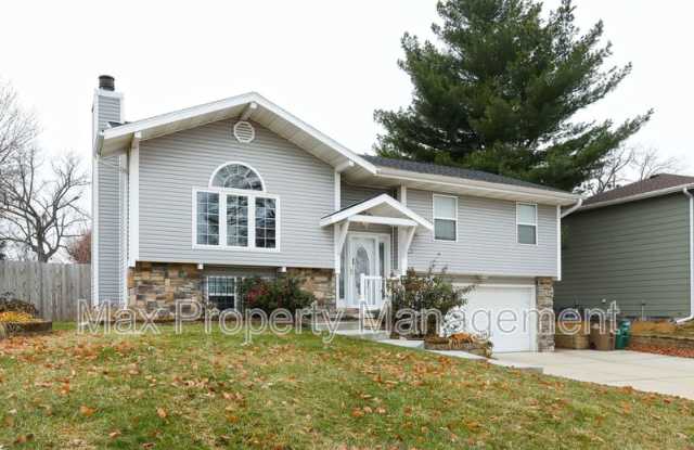 1040 39th St - 1040 39th Street, West Des Moines, IA 50266