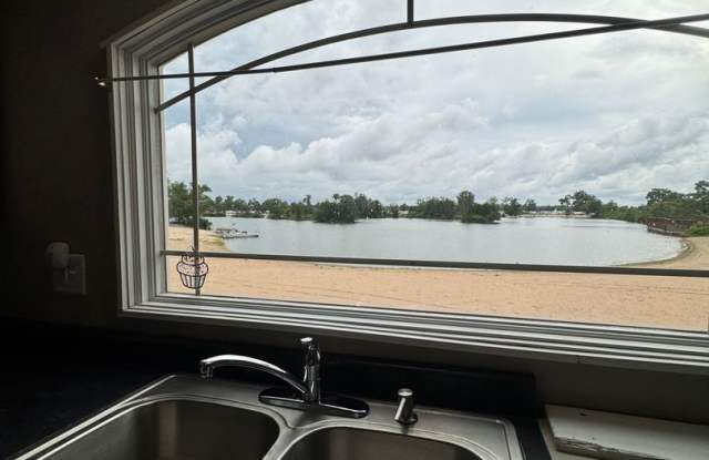 Super Cool 1 Bedroom House at Linoma Beach! Gallery 3