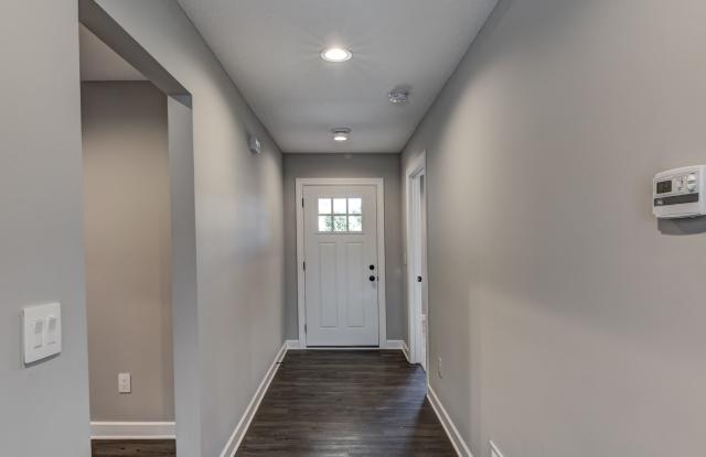 Convenient Location! 3 Bedroom Town Home Gallery 4