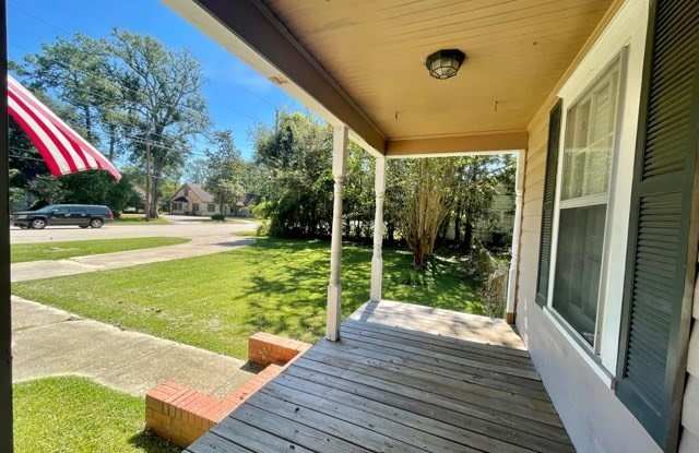 1135 W Lucas Gallery 2